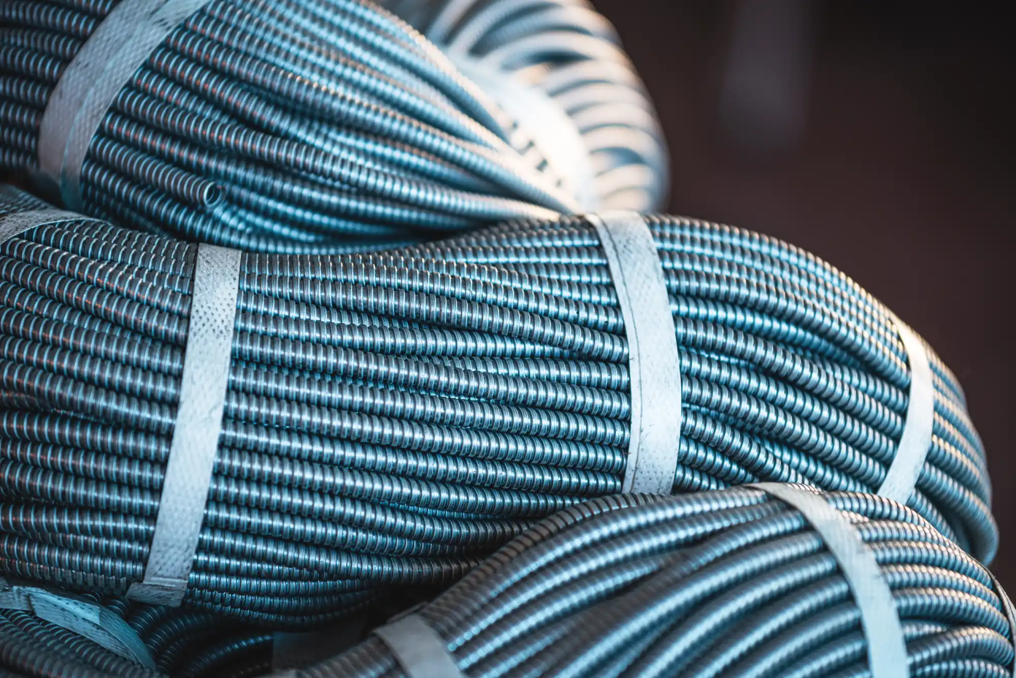 Bundles of metallic corrugated flexible conduit pipes